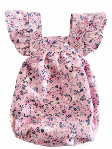 Pelele rosa para bebé com padrão floral e alças com folhos