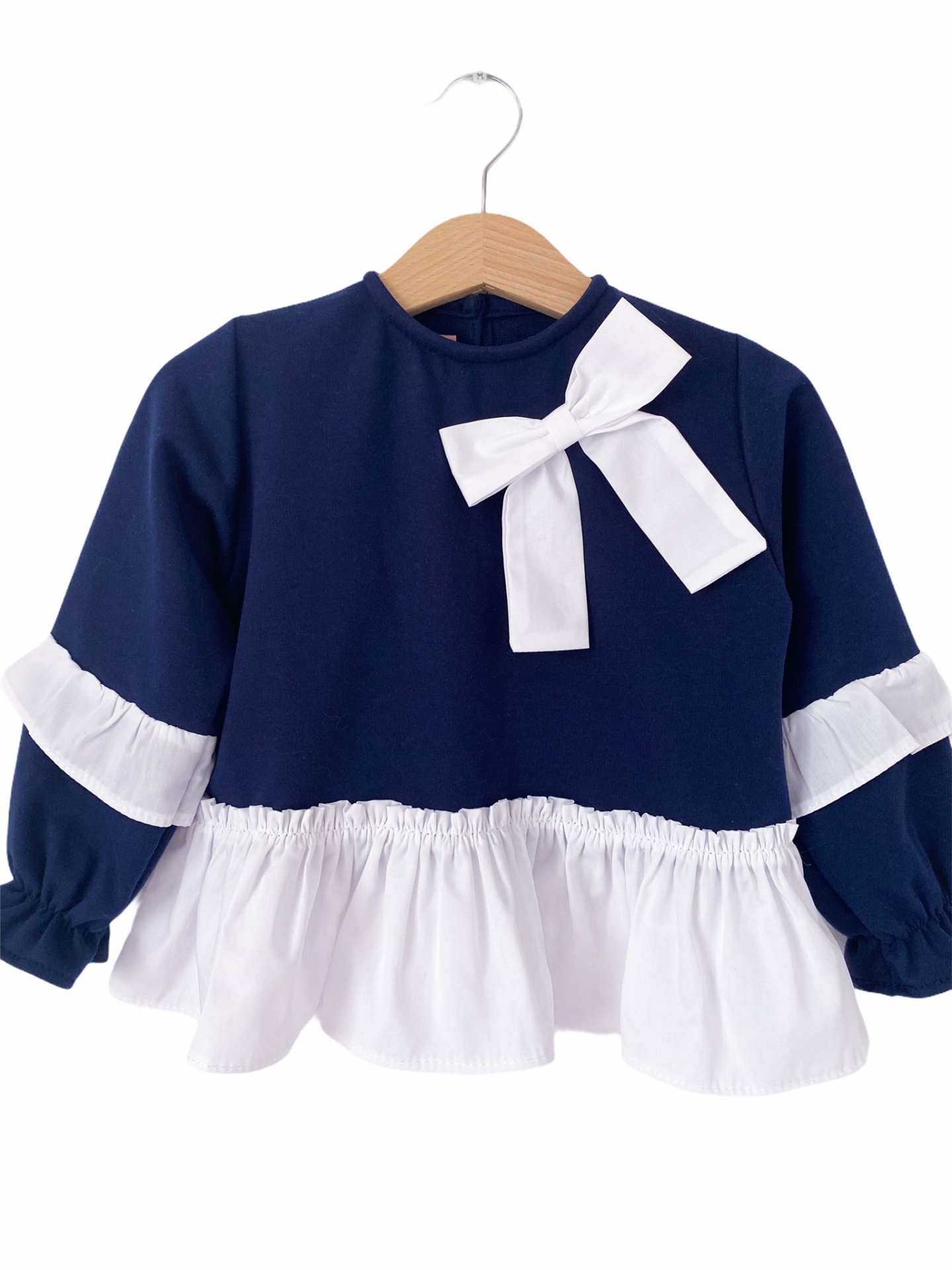 Blusa feminina infantil azul escura com laço branco e detalhes brancos nas mangas e bainha