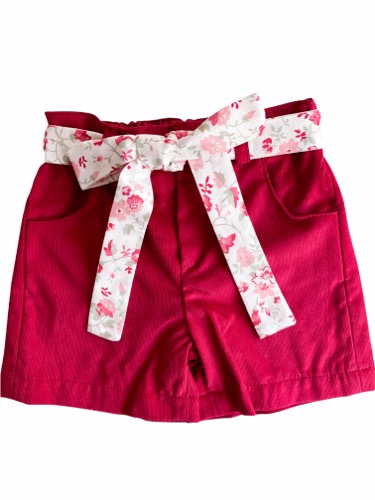 Calções vermelhos para criança com cinto branco floral e laço