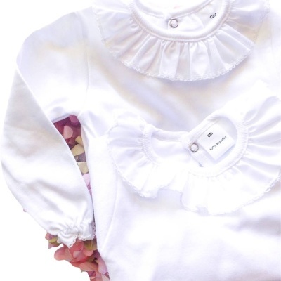 Duas blusas brancas de manga comprida com gola folhada e botão de pressão, tamanhos 6M e 12M, 100% algodão