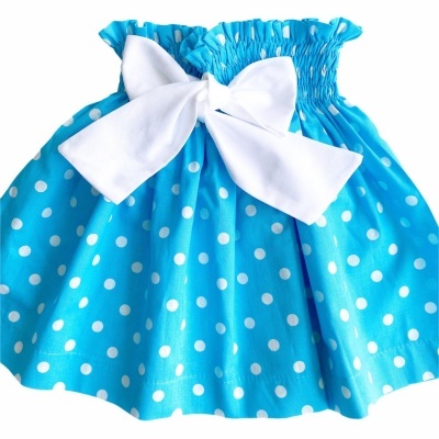 Saia azul de bolinhas brancas com laço branco na cintura