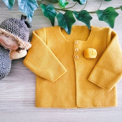 Casaco infantil amarelo de malha com botões e pompom