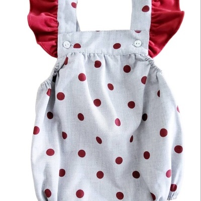 Body para bebé cinzento com bolas vermelhas e folhos vermelhos