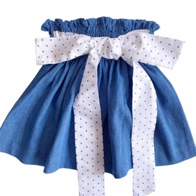 Saia azul denim com laço branco de pontos azuis