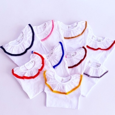 T-shirts brancas de bebé com gola de franja colorida