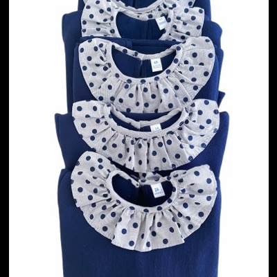 Quatro camisolas de manga comprida azul escuro com golas de bolinhas cinza e azul