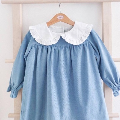 Vestido infantil azul claro com gola branca larga com folhos
