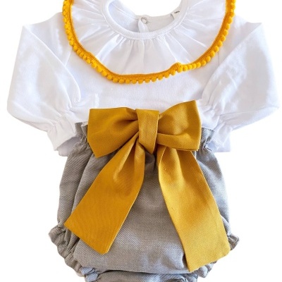 Conjunto de bebé com body branco, gola com pompons amarelos e calções cinza com laço amarelo