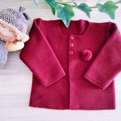 Casaco de malha vermelho para criança com botões e pompom