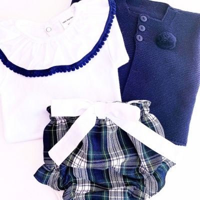 Conjunto de roupa para bebé com camisola branca, casaco azul escuro e bombazine xadrez com fita branca