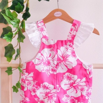 Macacão curto infantil rosa com flores brancas e folhos nas mangas