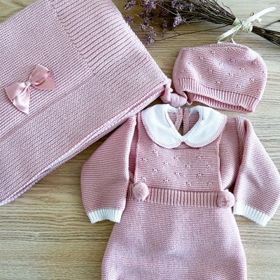 Conjunto rosa de roupa de bebê em malha com manta, gorro e macacão com gola branca