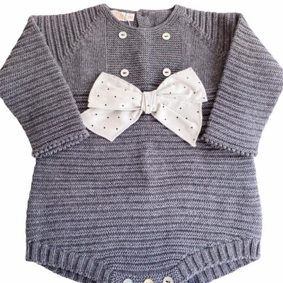 Body de bebé cinzento com laço branco e botões