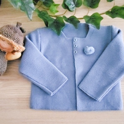 Camisola de bebé azul claro de malha com botões e pompom