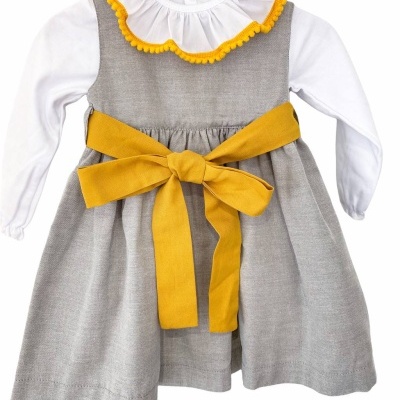 Vestido de criança cinza e branco com laço amarelo e gola com pompons amarelos