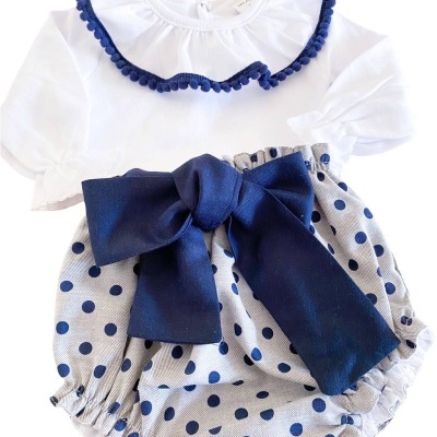 Conjunto bebé com camisola branca e calças curtas de bolinhas azuis