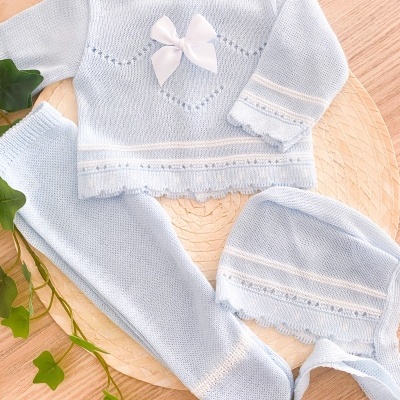 conjunto de bebé azul claro em tricô com camisola, calças e touca