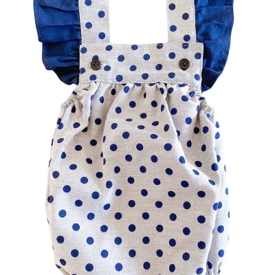 Macacão de bebé branco com bolinhas azuis e mangas azuis