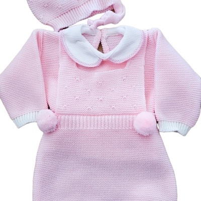 Conjunto de bebé em malha rosa com gola branca e gorro