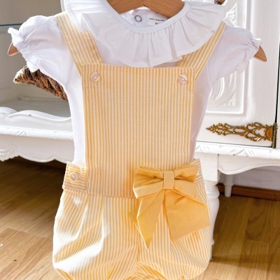 Macacão de bebé amarelo às riscas com laço e body branco de gola babado