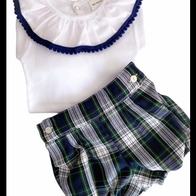 Conjunto infantil com t-shirt branca e calças curtas xadrez azul e verde