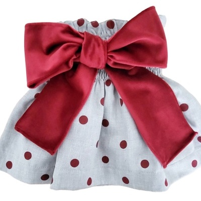 Saia Infantil com padrão de bolinhas vermelhas e laço vermelho grande
