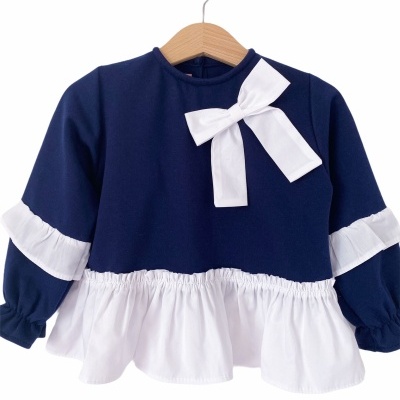 Blusa feminina infantil azul escura com laço branco e detalhes brancos nas mangas e bainha
