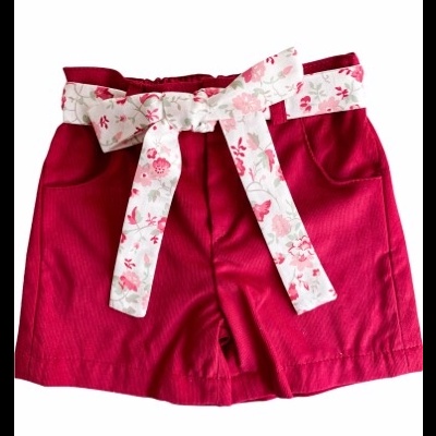 Calções vermelhos para criança com cinto branco floral e laço