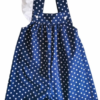 Macacão infantil azul com bolinhas brancas e detalhe em tela branca no ombro