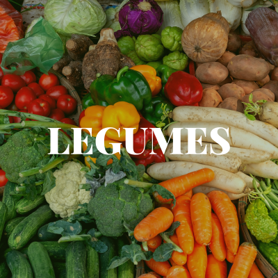 Legumes frescos variados em cestos