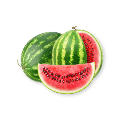 Três melancias, uma cortada ao meio mostrando interior vermelho e sementes pretas