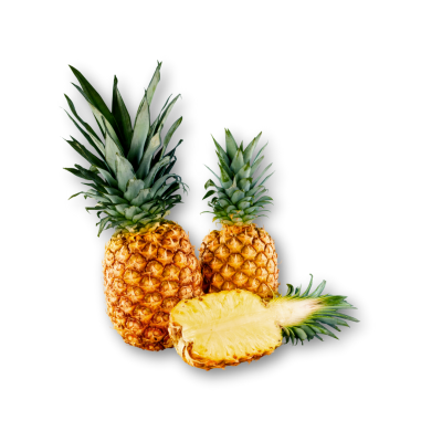 Três ananases, dois inteiros e um cortado ao meio, sobre fundo branco
