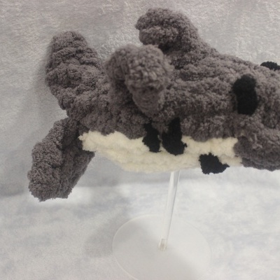 Pelúcia de tubarão cinzento com base e suporte branco