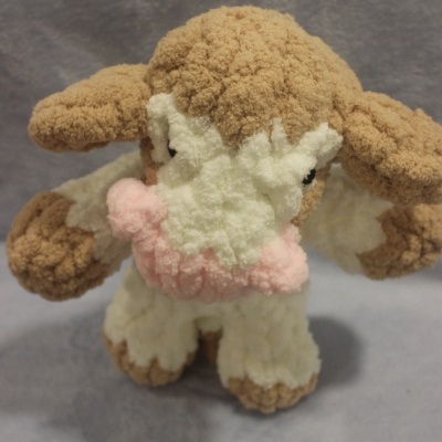 Pelúcia macia em castanho, branco e rosa com grandes orelhas