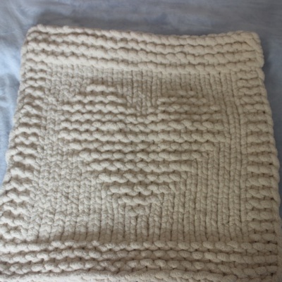 Almofada quadrada de malha grossa creme com padrão texturizado