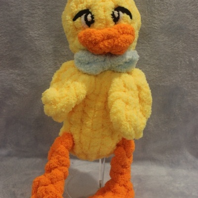 Peluche pato amarelo com bico e patas laranja e gravata azul