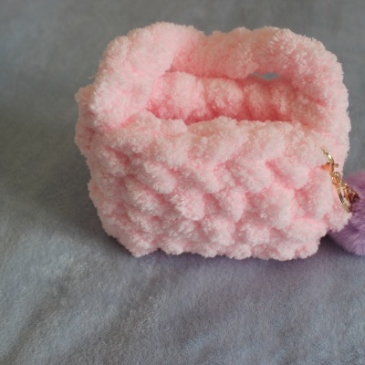 Bolsa pequena rosa peluda com pompom lilás