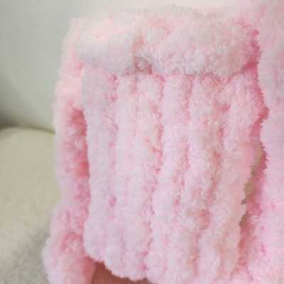 Cachecol ou gola rosa em lã grossa e felpuda com textura volumosa