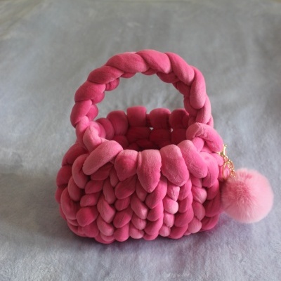 Mala pequena rosa felpuda com alça trançada e pompom