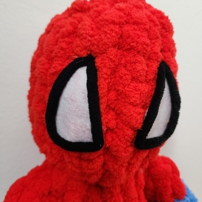 Pelúcia Homem-Aranha vermelha e azul com olhos brancos e contornos pretos