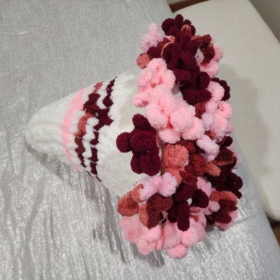 Bouquet artesanal de flores de pompom em tons de rosa, vermelho e branco