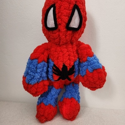 Boneco de peluche do Spider-Man vermelho e azul com olhos grandes brancos
