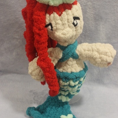 Boneca de peluche artesanal com cabelo vermelho e cauda de sereia azul