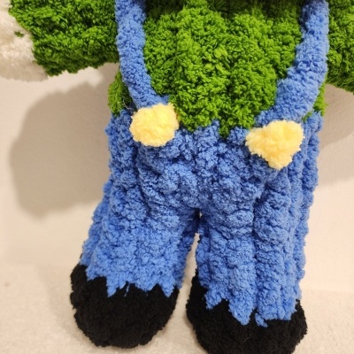 Pernas de peluche com calças azuis e botões amarelos