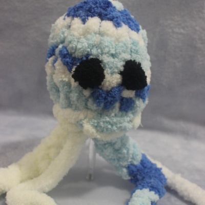 Boneco de polvo de tecido peludo azul e branco com olhos pretos