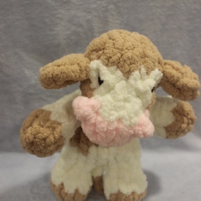 Pelúcia de vaquinha felpuda nas cores bege, branco e rosa