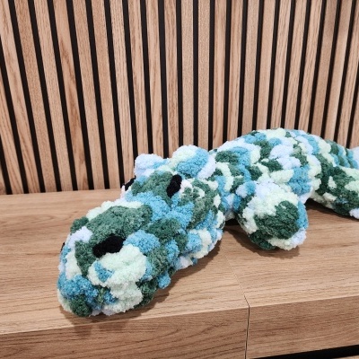 Brinquedo de crododilo colorido em pompons de lã