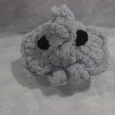 Pelúcia artesanal cinzenta em forma de elefante com olhos pretos