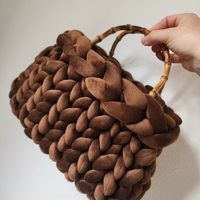 Mala castanha trançada com alças de madeira