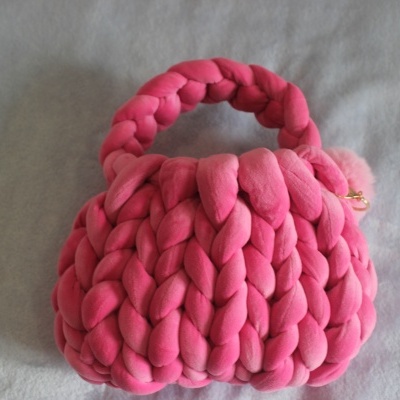 Mala de mão rosa com padrão trançado de tecido felpudo
